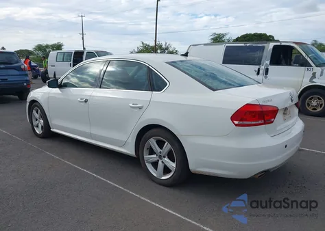 2013 Volkswagen Passat 2.5L Se z USA, uszkodzony, nr VIN 1VWBP7A30DC055751